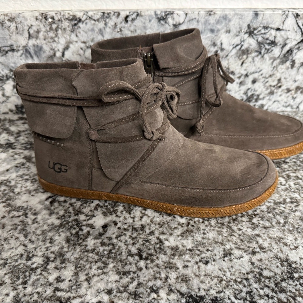UGG Reid Moccasin Ankle Boot Women Sz 9 Granola Girl Brown Suede Slouch Boho